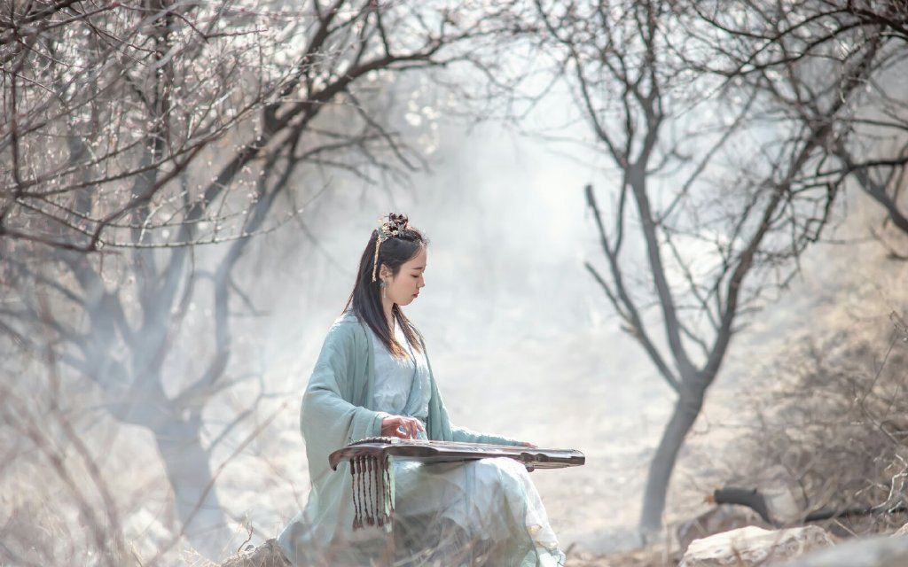 东川口水库杏花艺术节美女吹箫弹琴优雅动人