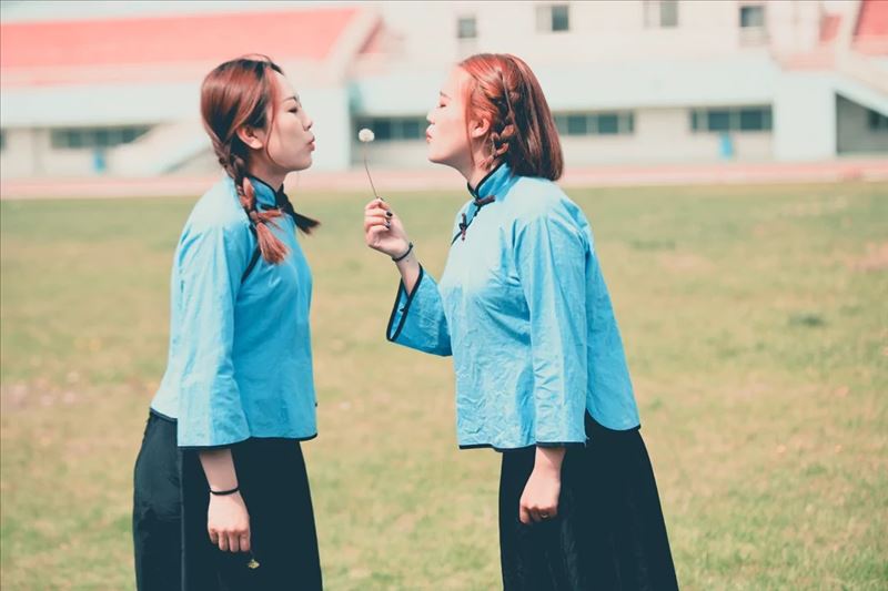 邢台学院美女大学生毕业照有种电影剧照的感觉