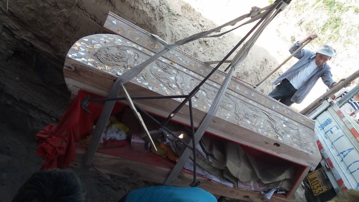 南宫好棺材在下葬中突然解体