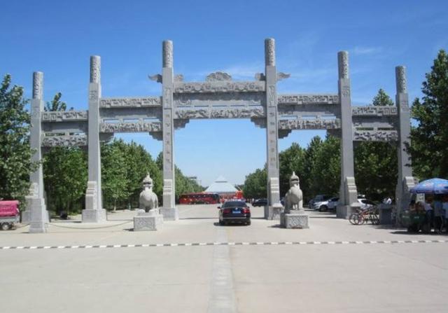 上书"华夏张氏祖庭".