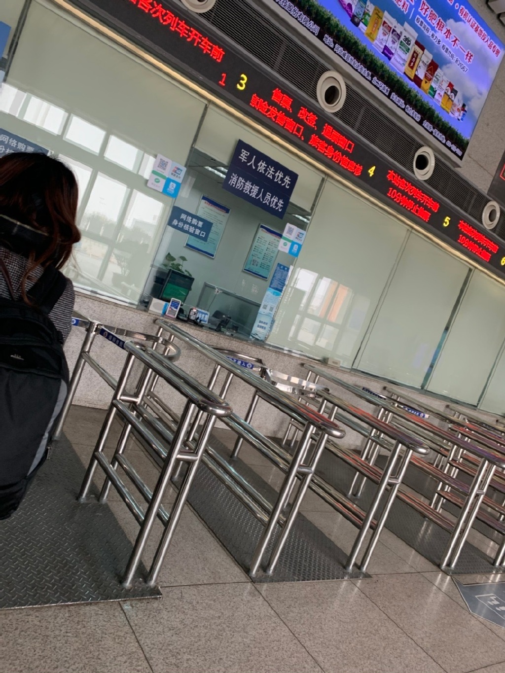 邢台高铁站开了两个窗口只有一个人坐窗口现在不是春运高峰期吗就这么