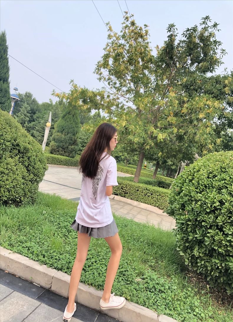 哇塞大学生这颜值这大长腿