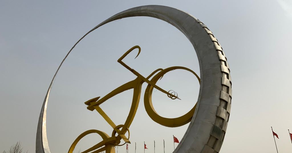 被上海大世界基尼斯总部评为最大的自行车造型雕塑